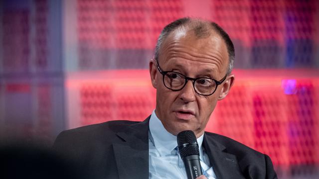 Bundes-Kanzler Merz spricht in ein Mikrofon.