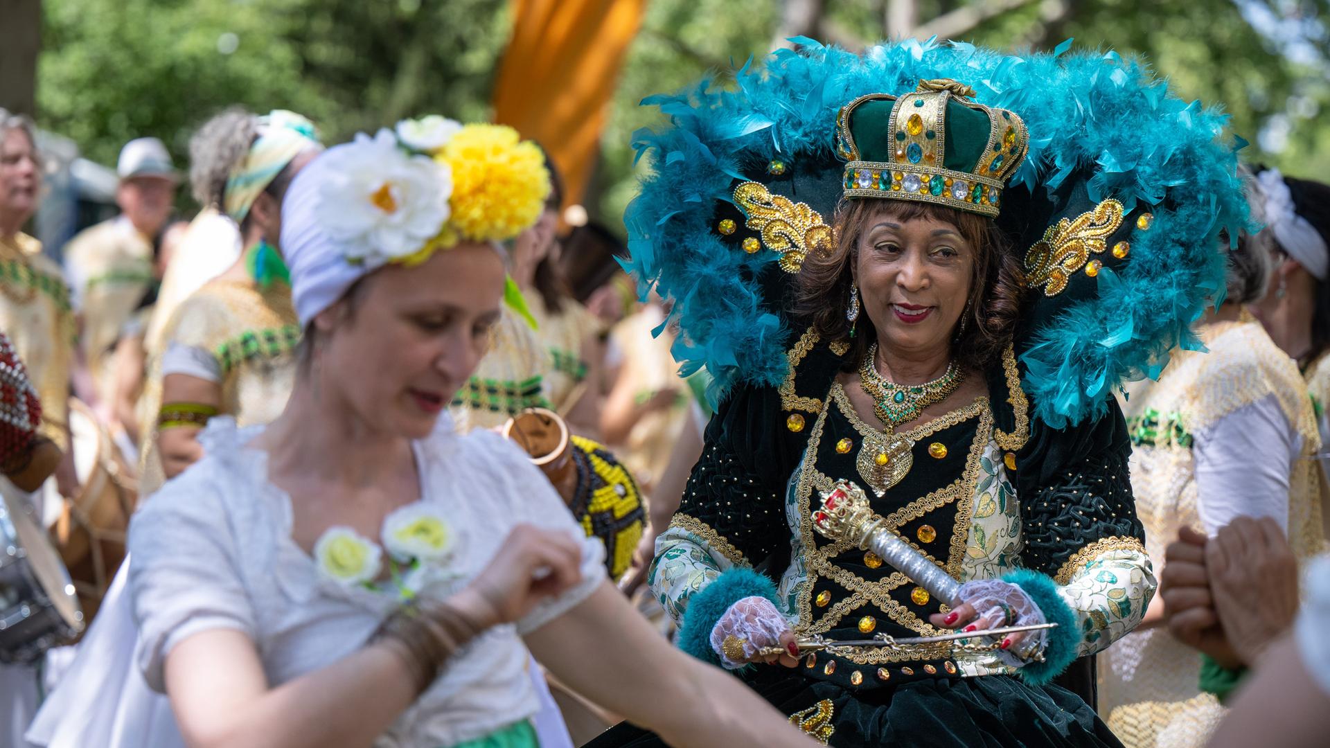 Tänzerinnen der Gruppe Maracatu tanzen beim Umzug des Karnevals der Kulturen in Berlin-Kreuzberg.