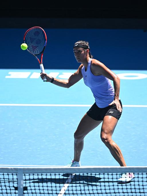 Die französische Tennisspielerin Caroline Garcia trainiert vor dem Beginn der Australian Open in Melbourne. 