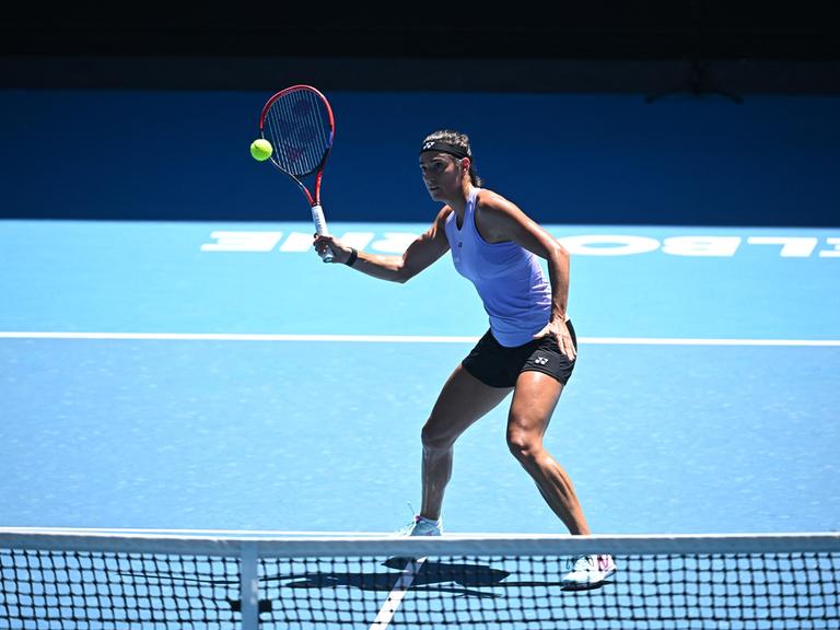 Die französische Tennisspielerin Caroline Garcia trainiert vor dem Beginn der Australian Open in Melbourne. 