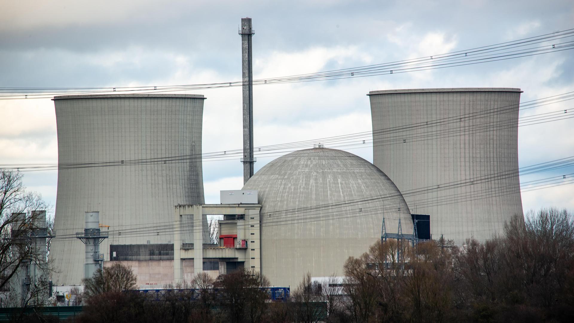 Zwei Kühltürme des Atomkraftwerks in Biblis, das 2011 stillgelegt wurde.