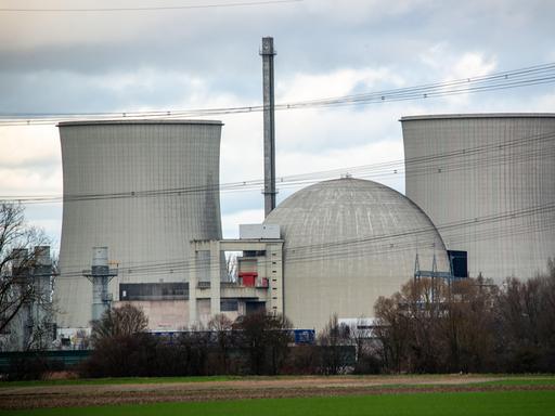 Zwei Kühltürme des Atomkraftwerks in Biblis, das 2011 stillgelegt wurde.