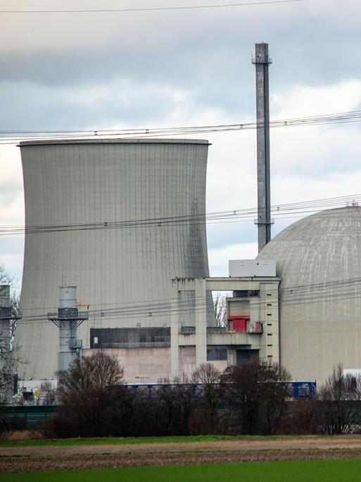 Zwei Kühltürme des Atomkraftwerks in Biblis, das 2011 stillgelegt wurde.