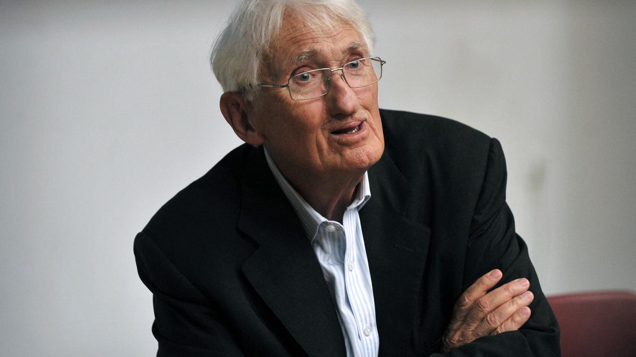 Porträt von Jürgen Habermas. Er hat weißes Haar und trägt ein schwarzes Sakko über einem blau gestreiften Hemd.