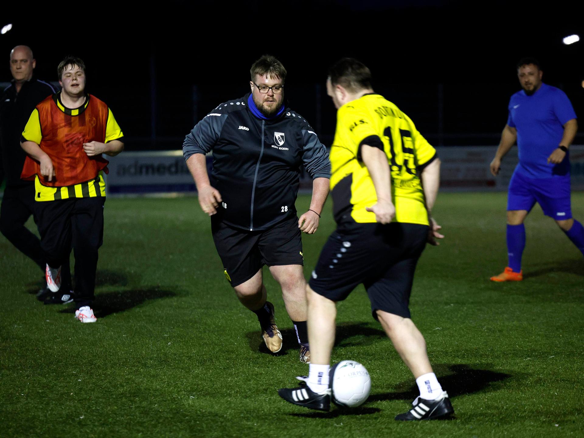 Fussballtraining der Mannschaft Heavy Kickers auf der Sportanlage des PSV Bork an der Waltroper Strasse in Selm-Bork. 