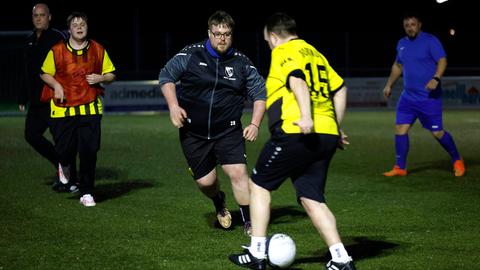 Fussballtraining der Mannschaft Heavy Kickers auf der Sportanlage des PSV Bork an der Waltroper Strasse in Selm-Bork. 
