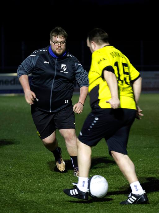 Fussballtraining der Mannschaft Heavy Kickers auf der Sportanlage des PSV Bork an der Waltroper Strasse in Selm-Bork. 