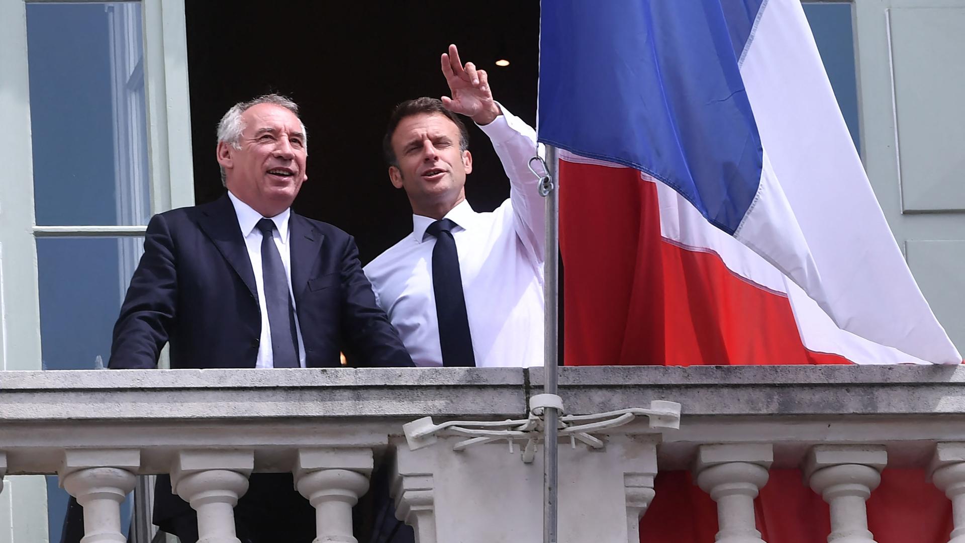 Der französische Präsident Emmanuel Macron (r) unterhält sich mit dem französischen Vorsitzenden der Modem-Partei und Bürgermeister von Pau, Francois Bayrou, dem Balkon des Rathauses während eines Besuchs in Pau (Archivbild). 