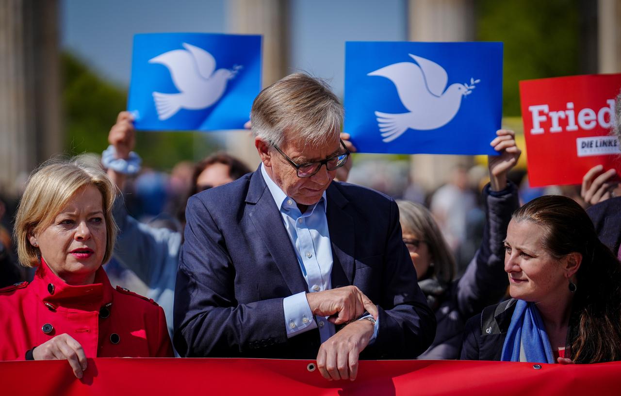 Linken-Fraktionschef Dietmar Bartsch mit Parteichefin Janine Wissler (r.) und der Bundestagsabgeordneten Gesine Lötzsch bei einem Protest gegen milliardenschwere Sonderausgaben für die Bundeswehr im Juni 2022