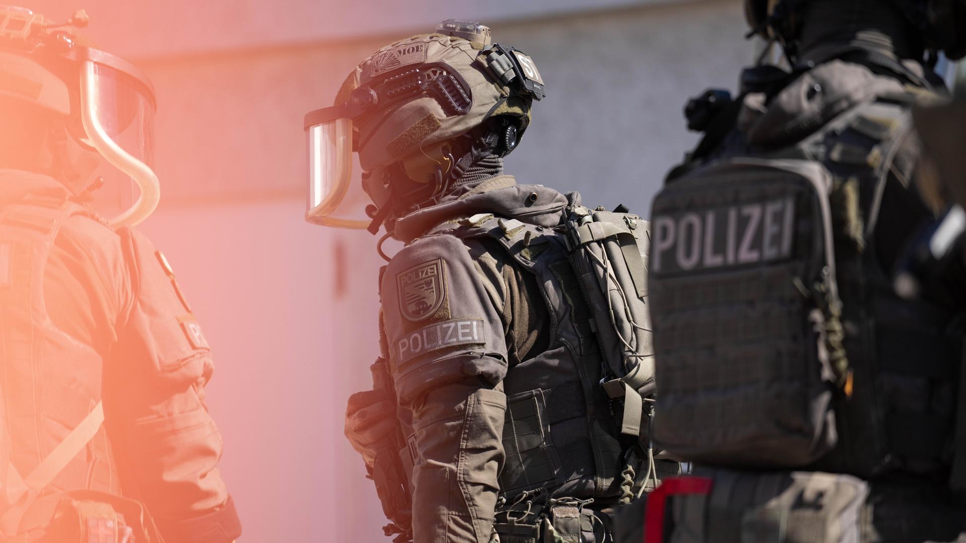SEK-Beamte in voller Kampfmontur
