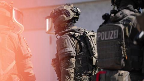 SEK-Beamte in voller Kampfmontur