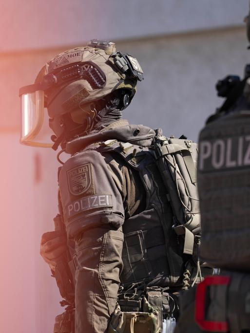 SEK-Beamte in voller Kampfmontur