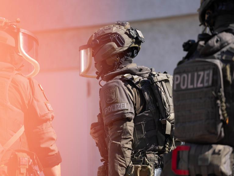 SEK-Beamte in voller Kampfmontur