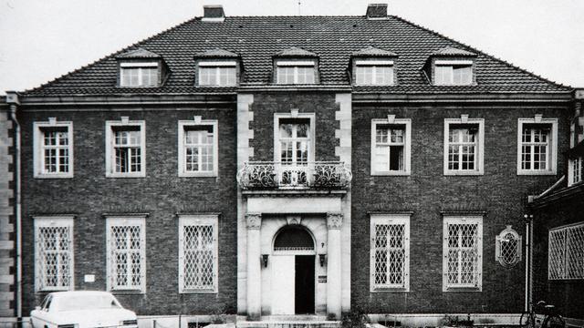 Schwarz-Weiß-Foto eines alten Gebäudes im Kölner Stadtteil Marienburg