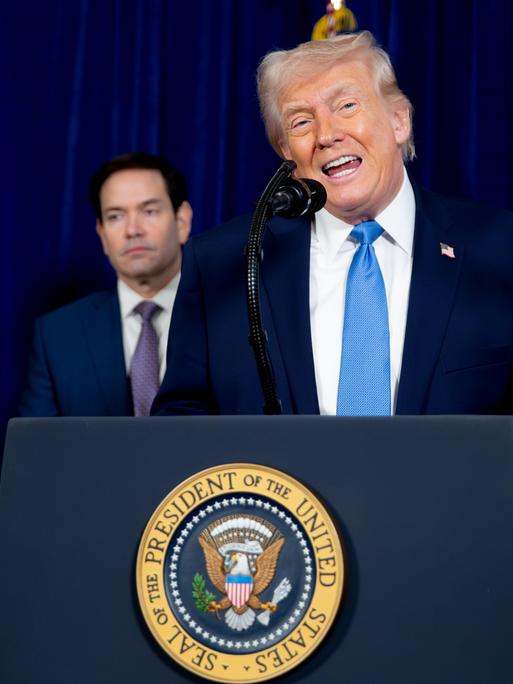 US-Präsident Donald Trump steht in Mar-a-Lago während einer Pressekonferenz zum US-Angriff auf Venezuela am Rednerpult und spricht.