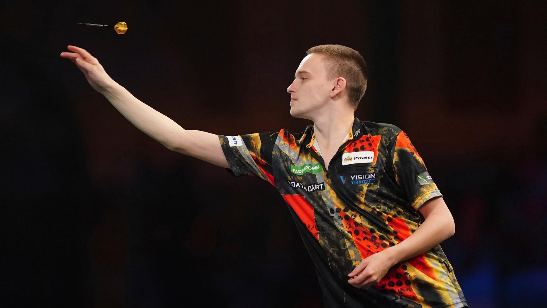 Ricardo Pietreczko wirft bei der Darts-WM in London Ricardo Pietreczko wirft bei der Darts-WM in London