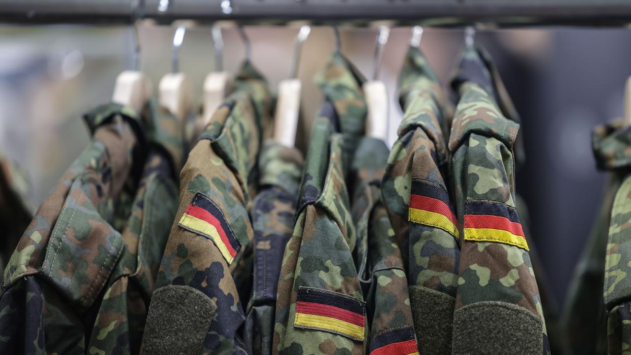 Feldjacken hängen am Stand der Bundeswehr auf einer Kleiderstange