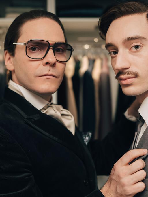 Daniel Brühl und Théodore Pellerin in einer Szene aus Becoming Karl Lagerfeld.