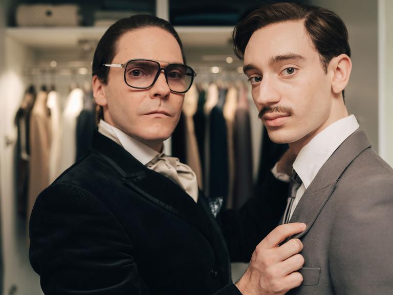 Daniel Brühl und Théodore Pellerin in einer Szene aus Becoming Karl Lagerfeld.