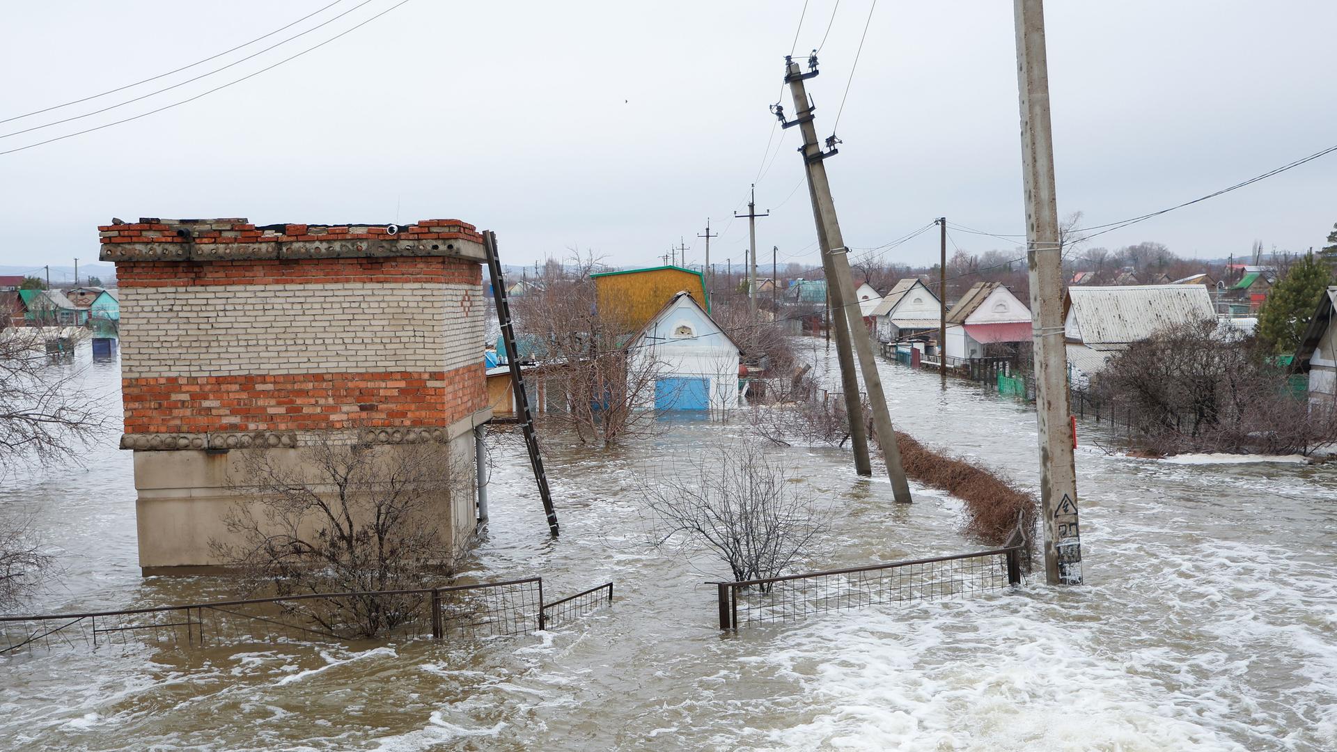 Häuser und Straßen in Orsk stehen unter Wasser.