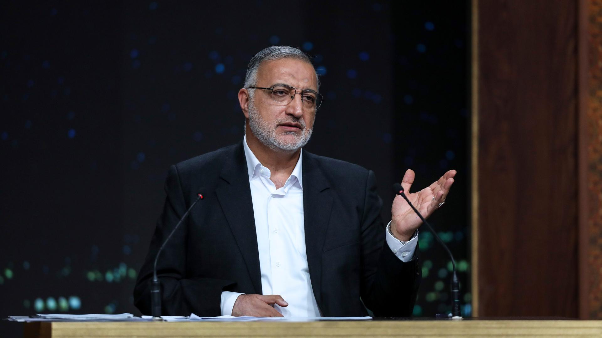 Der Präsidentschaftskandidat für die Wahlen am 28. Juni 2024, Aliresa Sakani, Hardliner und amtierender Bürgermeister von Teheran, spricht und gestikuliert. 