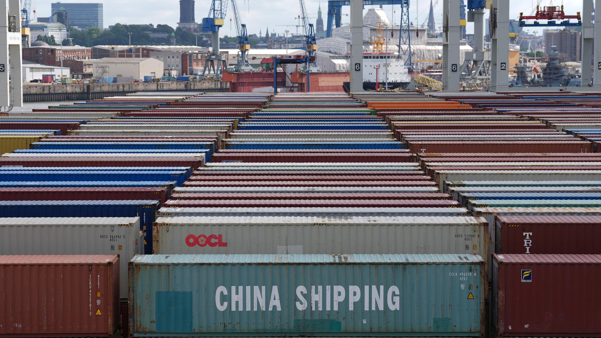 Unzählige Container stehen auf eine Container Terminal im Hamburger Hafen. Auf einem davon sind die Worte "China Shipping" zu lesen.