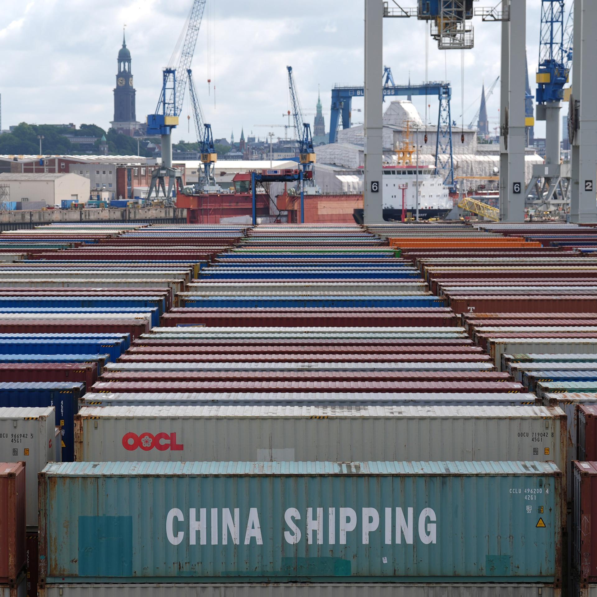 Unzählige Container stehen auf eine Container Terminal im Hamburger Hafen. Auf einem davon sind die Worte "China Shipping" zu lesen.