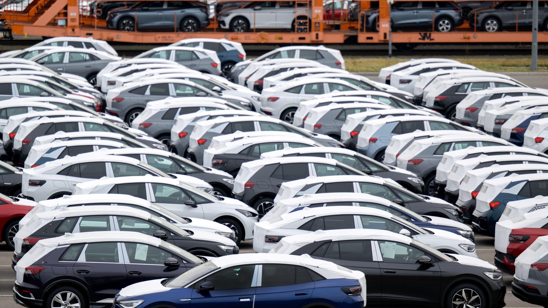 Fertige, vollelektrische Fahrzeuge aus dem Volkswagenwerk in Zwickau stehen auf einem Parkplatz im Werk. Der Beauftragte der Bundesregierung für Ostdeutschland hat am Donnerstag (23.02.2023) das Werk besucht. In dem Werk laufen neben den VW-Fahrzeugen auch Autos der Konzernmarken Audi und Seat vom Band. Die Fahrzeuge basieren auf dem Modularen Elektrobaukasten. Volkswagen hat den Standort mit rund 9000 Beschäftigten für 1,2 Milliarden Euro zur reinen Fabrik für Elektrofahrzeuge umgebaut und die Transformation zum E-Standort nun abgeschlossen.