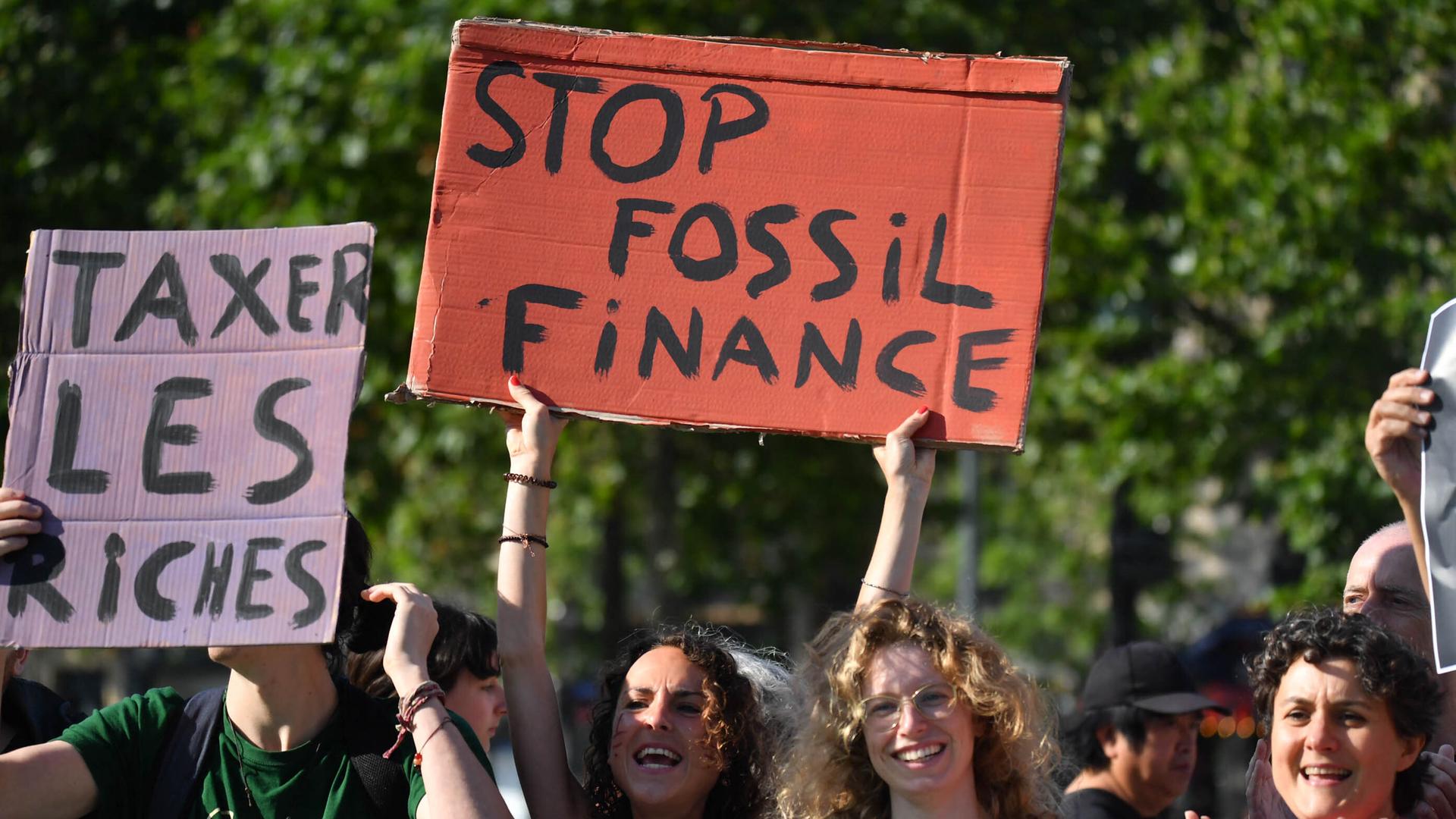 Junge Französinnen protestieren gegen gegen fossile Brennstoffe und für das Klima in Paris