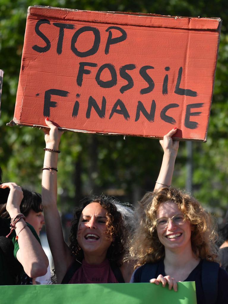 Junge Französinnen protestieren gegen gegen fossile Brennstoffe und für das Klima in Paris