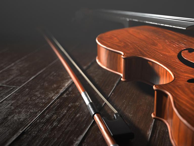 Ein Violoncello liegt auf einem Holzboden
