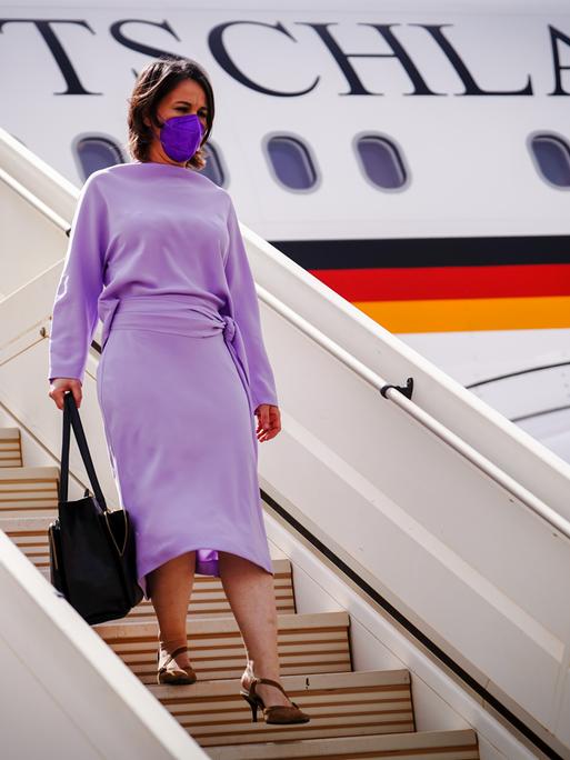 Annalena Baerbock (Bündnis 90/Die Grünen), Außenministerin, geht nach der Landung die Gangway des Airbus A340 der Luftwaffe in Niamey in Niger hinunter.