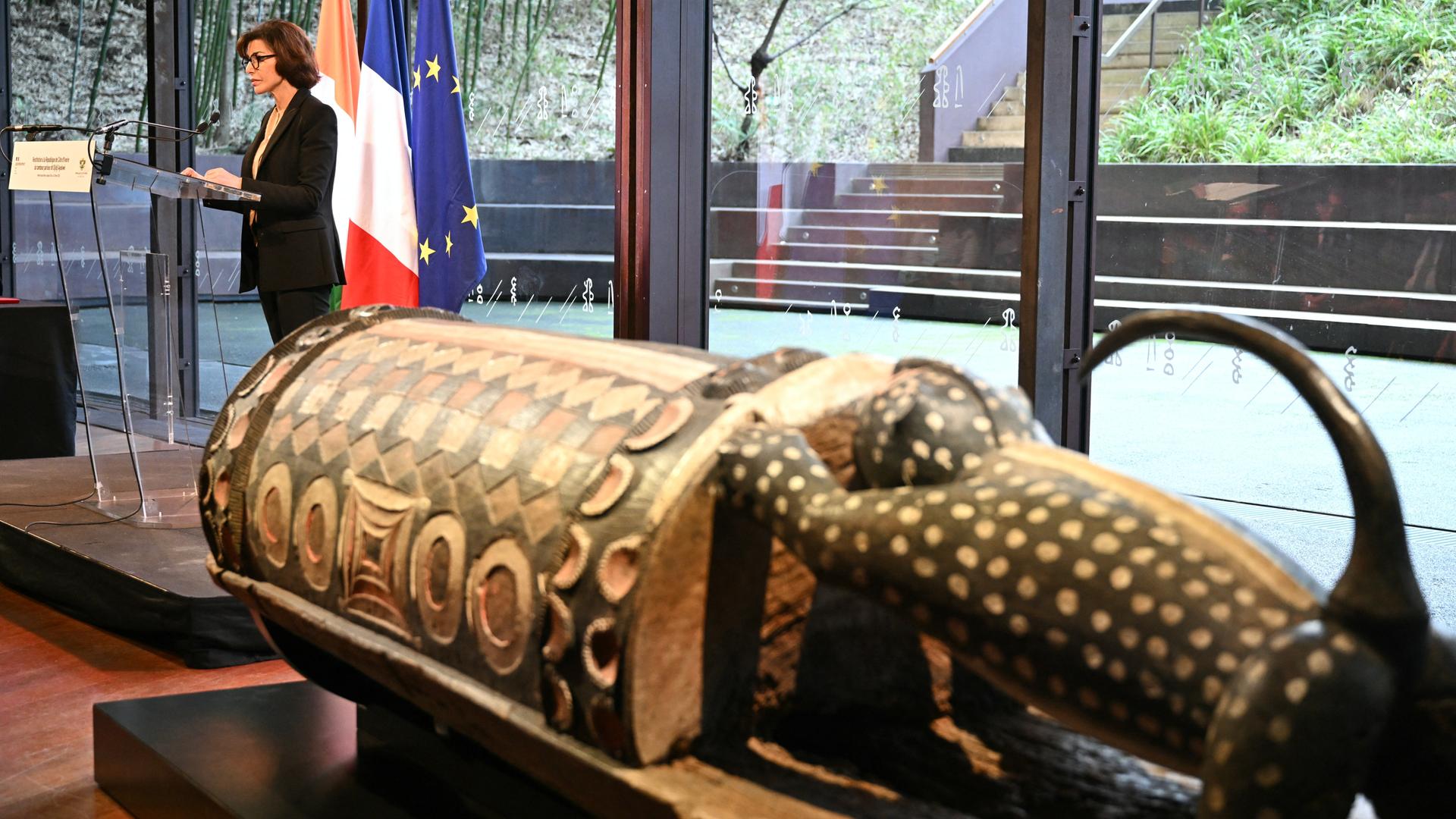 Am 20. Februar 2026 spricht die französische Kulturministerin Rachida Dati im Musée du Quai Branly in Paris während einer Zeremonie zur offiziellen Rückgabe der heiligen sprechenden Trommel Djidji Ayokwe an die Republik Côte d'Ivoire. 