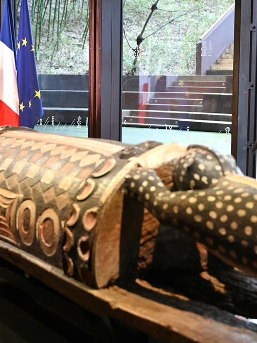 Am 20. Februar 2026 spricht die französische Kulturministerin Rachida Dati im Musée du Quai Branly in Paris während einer Zeremonie zur offiziellen Rückgabe der heiligen sprechenden Trommel Djidji Ayokwe an die Republik Côte d'Ivoire. 