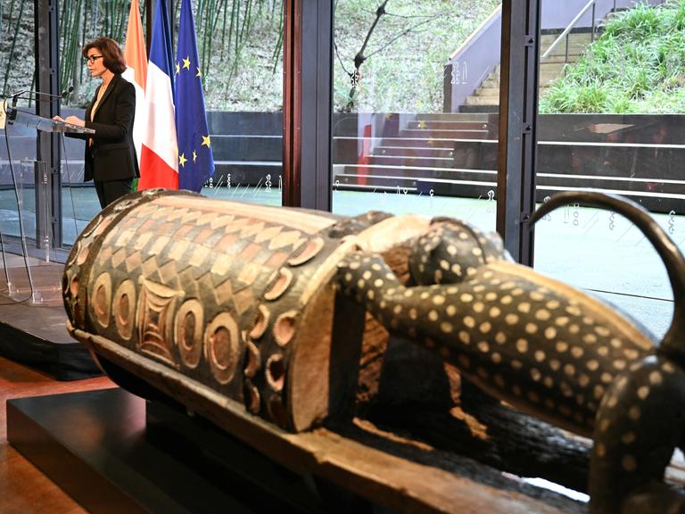 Am 20. Februar 2026 spricht die französische Kulturministerin Rachida Dati im Musée du Quai Branly in Paris während einer Zeremonie zur offiziellen Rückgabe der heiligen sprechenden Trommel Djidji Ayokwe an die Republik Côte d'Ivoire. 