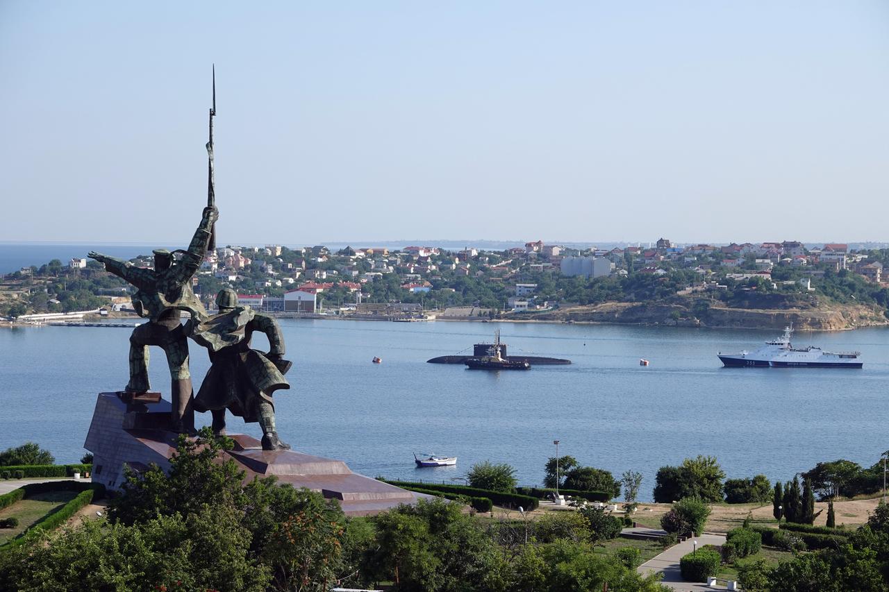 Ein U-Boot und Kriegsschiffe der russischen Schwarzmeerflotte liegen in Sewastopol vor Anker.