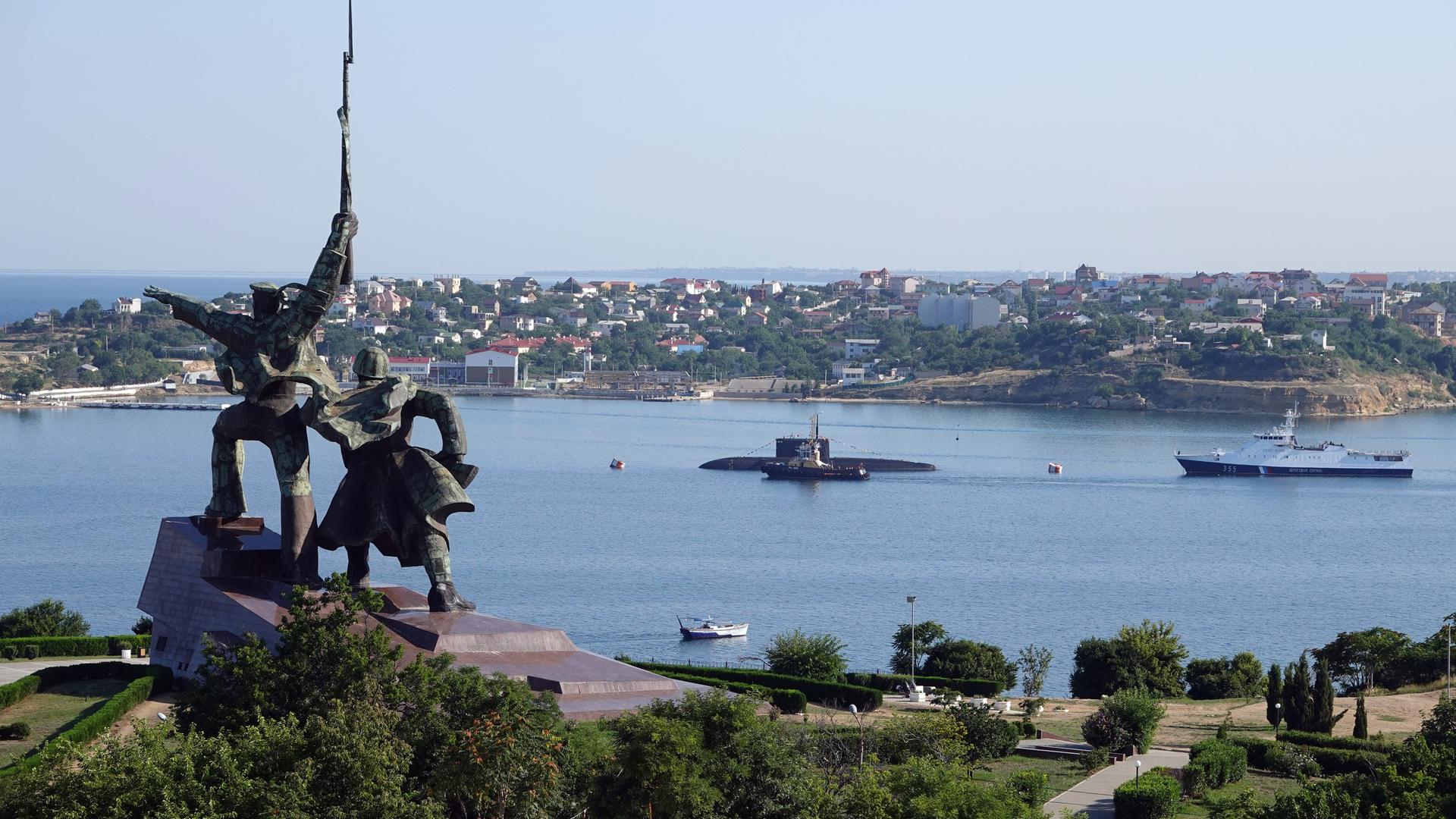 Ein U-Boot und Kriegsschiffe der russischen Schwarzmeerflotte liegen in Sewastopol vor Anker.