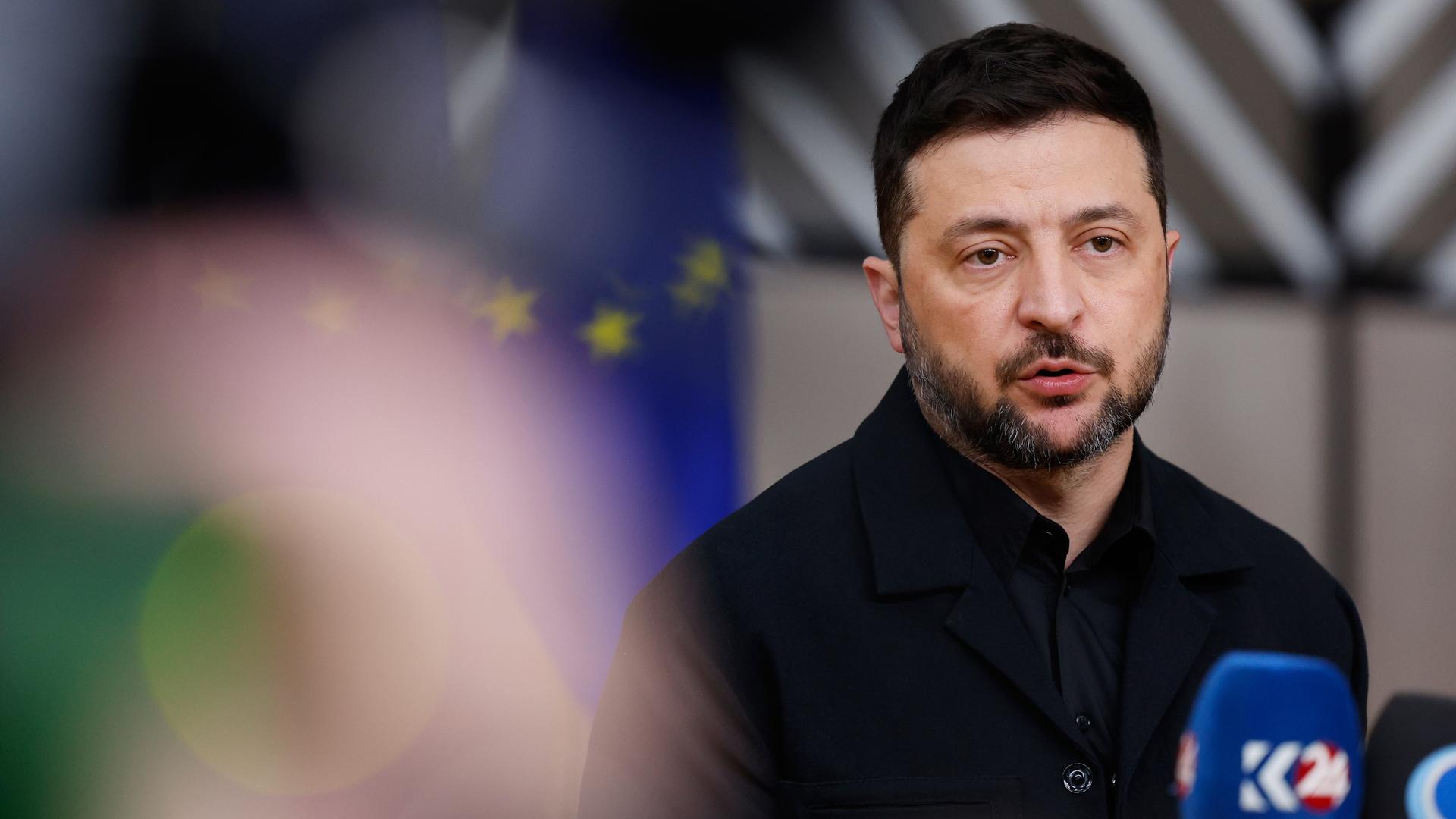 Brüssel: Der ukrainische Präsident Wolodymyr Selenskyj spricht mit den Medien, als er zu einem EU-Gipfel im Gebäude des Europäischen Rates eintrifft. Brüssel: Der ukrainische Präsident Wolodymyr Selenskyj spricht mit den Medien, als er zu einem EU-Gipfel im Gebäude des Europäischen Rates eintrifft.