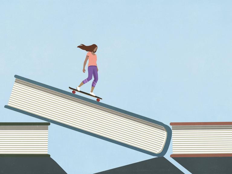 Illustration: Eine weiblich gelesene Figur fährt auf einem Skateboard ein Buch hinunter, das auf einem Stapel mit anderen Büchern liegt.