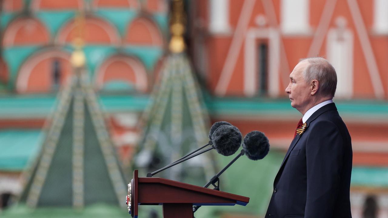 Der russische Präsident Wladimir Putin steht vor Mikrofonen Der russische Präsident Wladimir Putin steht vor Mikrofonen