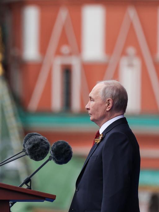 Der russische Präsident Wladimir Putin steht vor Mikrofonen