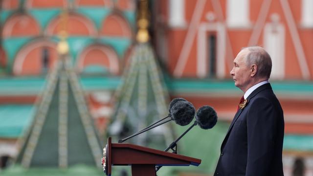 Der russische Präsident Wladimir Putin steht vor Mikrofonen