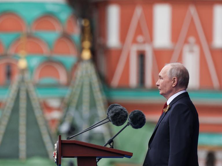 Der russische Präsident Wladimir Putin steht vor Mikrofonen