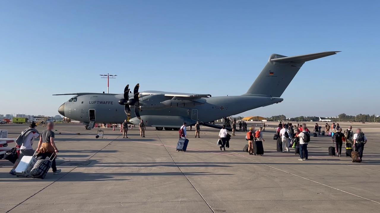 Der Screenshot eines Videos zeigt Personen am Flughafen Ben Gurion, die an Bord eines Airbus A400M der Luftwaffe gehen. Der Screenshot eines Videos zeigt Personen am Flughafen Ben Gurion, die an Bord eines Airbus A400M der Luftwaffe gehen.