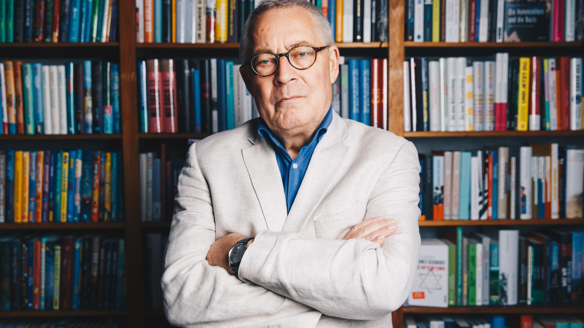 Der Autor Karl Schlögel vor einem Bücherregal in der Buchhandlung am Bayrischen Platz in Berlin
