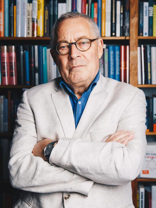 Der Autor Karl Schlögel vor einem Bücherregal in der Buchhandlung am Bayrischen Platz in Berlin