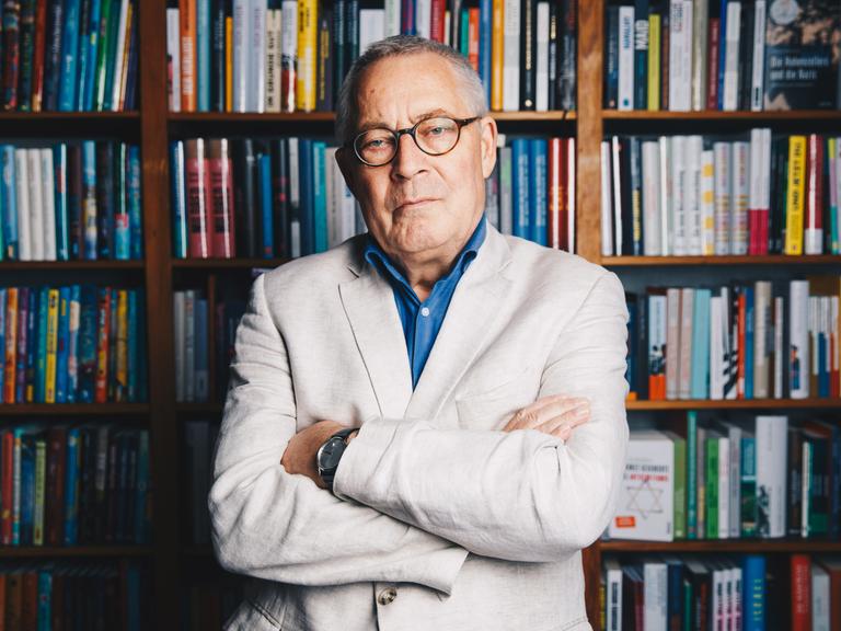 Der Autor Karl Schlögel vor einem Bücherregal in der Buchhandlung am Bayrischen Platz in Berlin