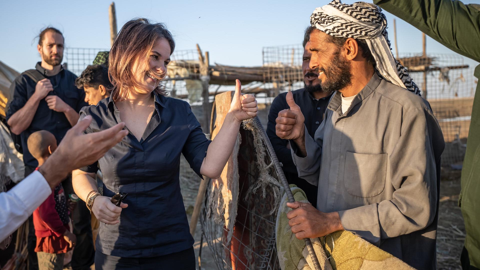 Außenministerin Baerbock den Süden des Iraks und spricht mit einem Bauern im Marschland.