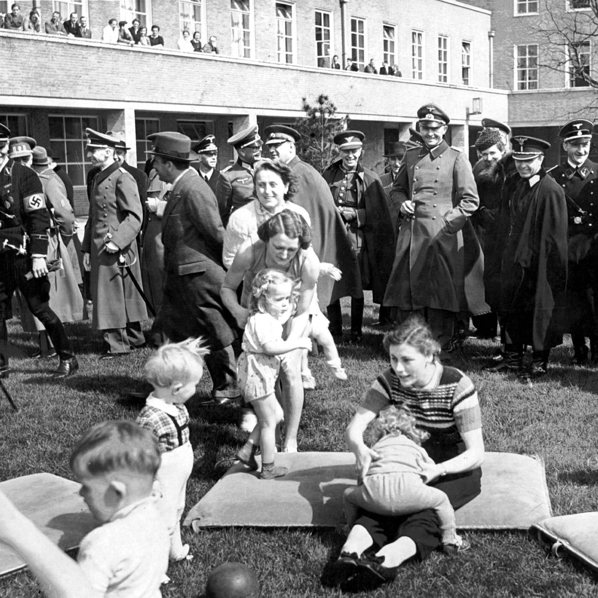 NSDAP-Mitgliederdatei - Waren Oma und Opa Nazis?