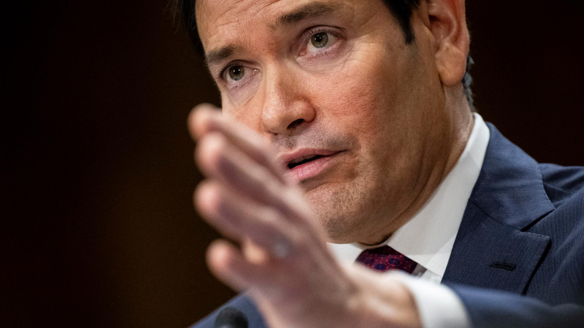 US-Außenminister Marco Rubio wird befragt. Er zeigt mit seiner linken Hand vor sich.